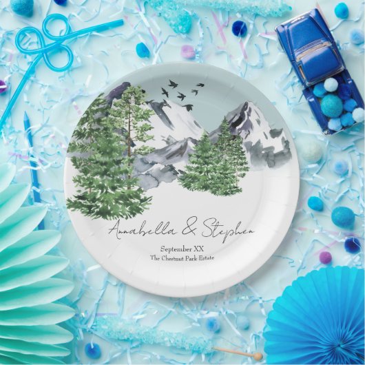 Besneeuwd berglandschap met dennenbossen papieren bordje (Feest)