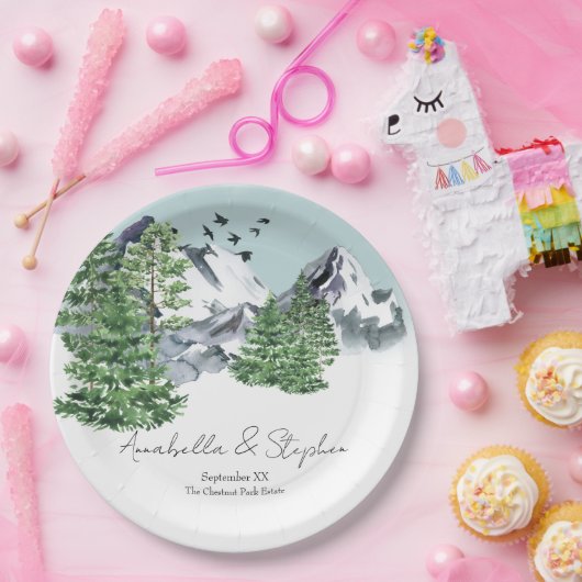 Besneeuwd berglandschap met dennenbossen papieren bordje (Feest)