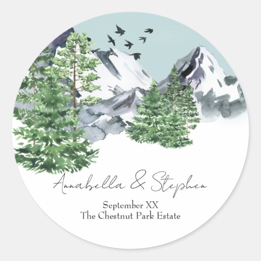 Besneeuwd berglandschap met dennenbossen ronde sticker (Voorkant)