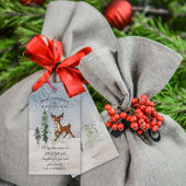 Besneeuwd bos met een baby herten kerst cadeaulabel