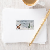 Besneeuwd bos met een baby herten kerst etiket (Insitu)