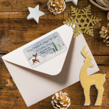 Besneeuwd bos met een baby herten kerst