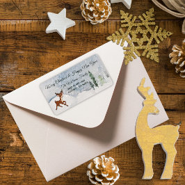 Besneeuwd bos met een baby herten kerst etiket