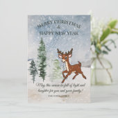 Besneeuwd bos met een baby herten kerst kaart (Staand voorkant)