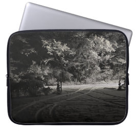 Besneeuwd bos 's nachts laptop sleeve