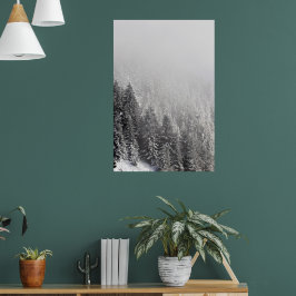 Besneeuwd sparrenbos gehuld in mist poster