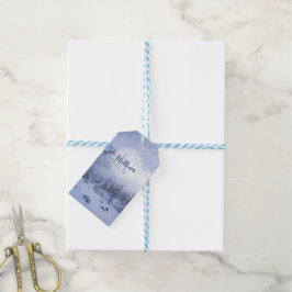 Besneeuwd sparrenbos in de winterwonderland mist m cadeaulabel