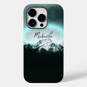 Besneeuwde berg mysterieuze blauwe neonlicht monog Case-Mate iPhone 14 pro hoesje
