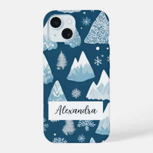 Besneeuwde bergen met pijnbomen en sneeuwvlokken iPhone 15 case