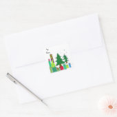 Besneeuwde bomen en cadeaus vierkante sticker (Envelop)