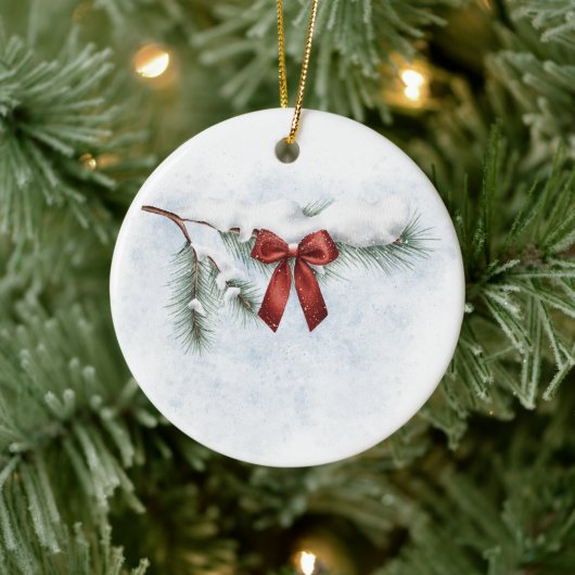 besneeuwde dennentak met een feestelijke rode stri keramisch ornament (Boom)