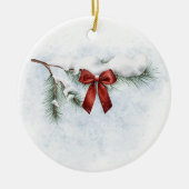 besneeuwde dennentak met een feestelijke rode stri keramisch ornament (Voorkant)