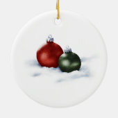 besneeuwde dennentak met een feestelijke rode stri keramisch ornament (Achterkant)