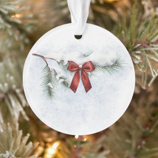 besneeuwde dennentak met een feestelijke rode stri ornament (Boom)