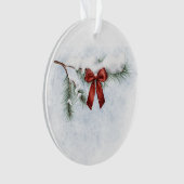 besneeuwde dennentak met een feestelijke rode stri ornament (voorkant)