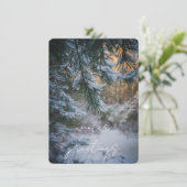 Besneeuwde dennentakken feestdagenkaart (Staand voorkant)