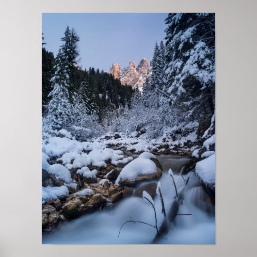 Besneeuwde Geisler Bergketen Poster (Voorkant)
