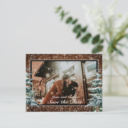 Besneeuwde houten & bosland dennen bruiloftsfoto aankondigingskaart (Staand voorkant)