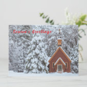Besneeuwde kapel in winterlandschap feestdagenkaart (Staand voorkant)