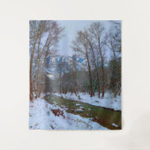 Besneeuwde Kreek Bos Berg Winter Scene Achtergrond Wandkleed (Voorkant)