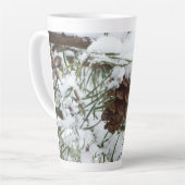 Besneeuwde pijnappel I Winter Natuurfotografie Latte Mok (Linkerhoek)