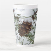 Besneeuwde pijnappel I Winter Natuurfotografie Latte Mok (Voorkant)