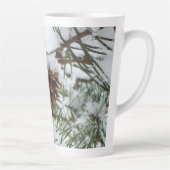 Besneeuwde pijnappel I Winter Natuurfotografie Latte Mok (Rechts)