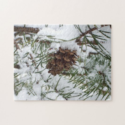 Besneeuwde pijnappel I Winter Natuurfotografie Legpuzzel (Horizontaal)