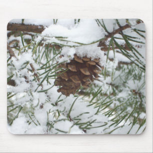 Besneeuwde pijnappel I Winter Natuurfotografie Muismat