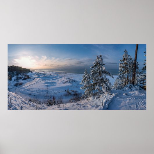Besneeuwde winter Baltische zeekust Poster (Voorkant)