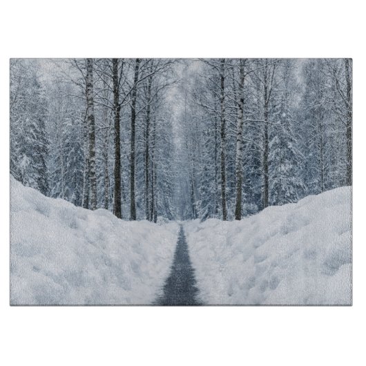 Besneeuwde winterlandschap met mistig bospad snijplank (Voorkant)