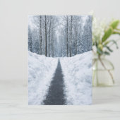 Besneeuwde winterse bospad uitnodiging (Staand voorkant)