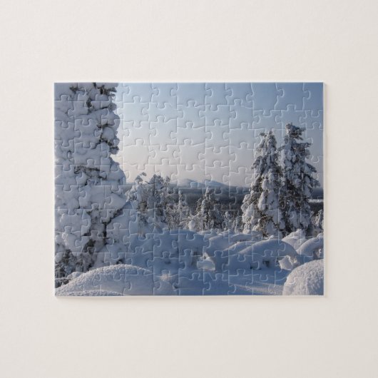 Besneeuwde winterse landschap met dennenbomen legpuzzel (Horizontaal)