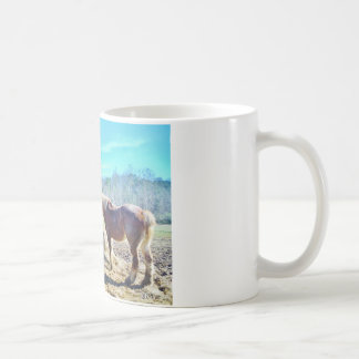 Bespaar conceptpaarden die hooi eten koffiemok