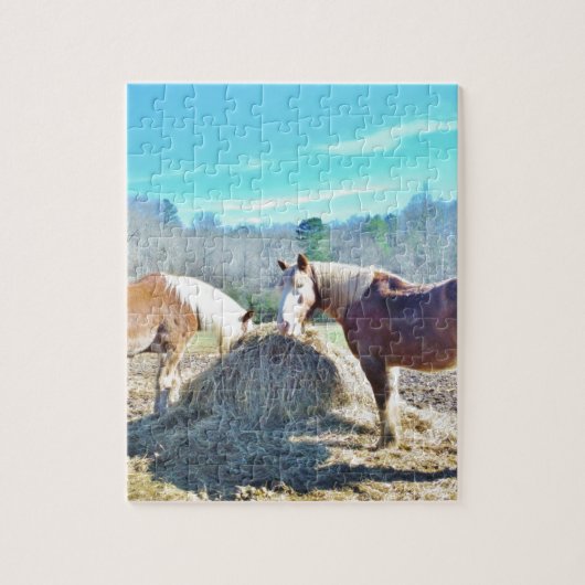 Bespaar conceptpaarden die hooi eten legpuzzel (Verticaal)