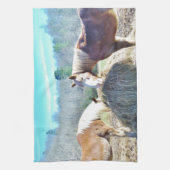 Bespaar conceptpaarden die hooi eten theedoek (Verticaal)