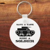 BESPAAR EEN TANK. RIDE EEN SOLDAAT. SLEUTELHANGER (Voorkant)