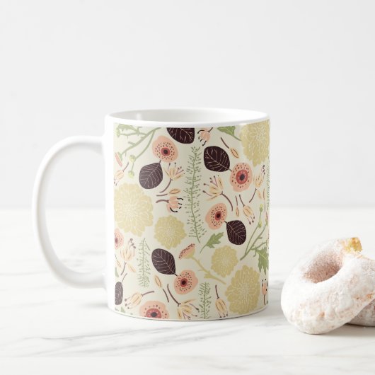 Bespeelde perzikkreep met patterde bloemen koffiemok (Met donut)