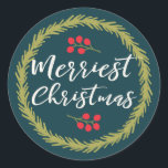 Bessen en dennenappel Merriest Christmas Ronde Sticker<br><div class="desc">Stijlvolle vakantie stickers,  met bessen en een dennenkrans - ideaal voor gebruik als envelopzegels,  geschenk labels,  feestelijke gunst stickers,  en meer!</div>