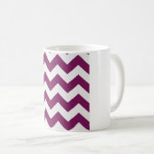 Bessenviolet Chevron – Textured Witte Zigzag Koffiemok (Voorkant rechts)