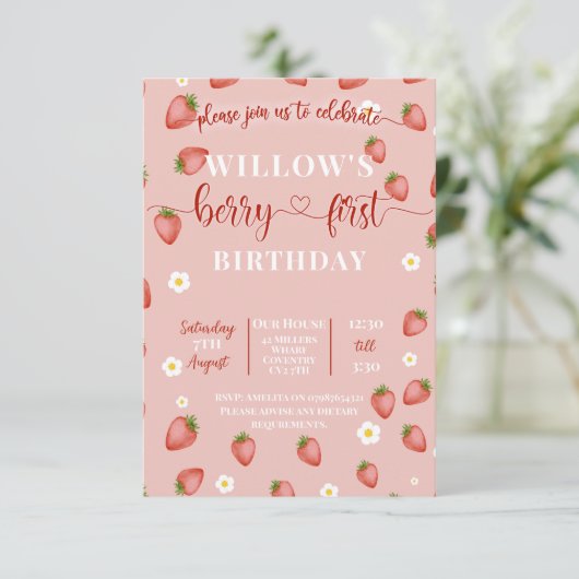 Bessie eerste aardbeien thema verjaardagsuitnodigi kaart (Staand voorkant)