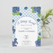 Bessy Zoete Blauwe Gingham Baby Shower Uitnodiging (Staand voorkant)