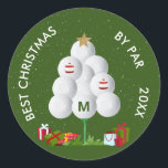 Best Christmas by Par Golf Ball Tree Initiaal Jaar Ronde Sticker<br><div class="desc">Leuke manier om je kerstkaarten en cadeaus uit te sturen - de kerstboom bestaat uit golfballen die op een t-shirt zitten,  wat geschenken en ornamenten en je boodschap en het jaar. Als u ontwerpvragen of een speciaal verzoek heeft,  stuur dan een chat en we helpen u graag.</div>