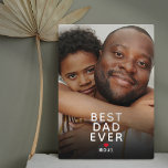 Best Dad Ever Photo Vaderdag Fotoplaat<br><div class="desc">Moderne vaderdag fotoplak met een volledig gedrukt familieafbeelding dat je kunt vervangen door je eigen,  schattige gezegde "beste vader ooit",  een rood hart en de naam van het kind.</div>