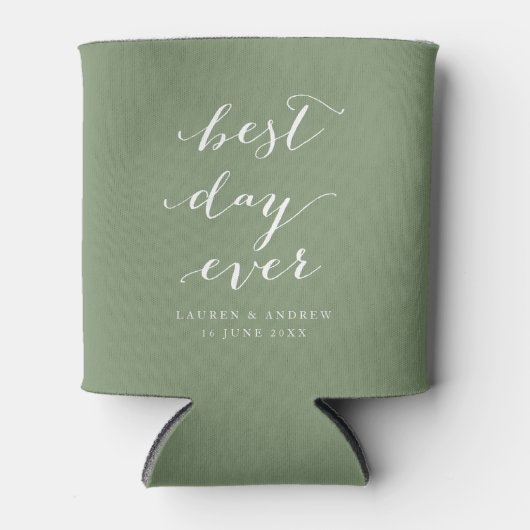 Best Day Ever Sage Green Calligraphy Weddenschap c Blikjeskoeler (Voorkant)