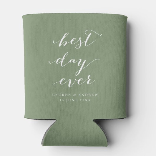 Best Day Ever Sage Green Calligraphy Weddenschap c Blikjeskoeler (Achterkant)