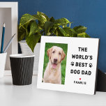 Best Dog Dad Custom Photo Pet Lover Fotoplaat<br><div class="desc">Deze eenvoudige en moderne aangepaste fotoplaquette is voorzien van een portretvormige fotoruimte met de aangepaste tekst 'De beste hond van de wereld' met de naam of namen van pappelhonden in moderne zwarte stijl met schattige pootafdrukken, rood hartaccent en personalisering van de naam van de hond. Het maakt een geweldig Vaderdag...</div>