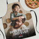 Best Flippin Pap Ever l Foto Vaderdag Schort<br><div class="desc">Laat de chef-kok in je vader los met ons moderne BBQ-schort. Pas het aan met je speciale foto, de naam van je kind en het hartverwarmende 'beste flippin'-bericht ooit. Het perfecte verjaardagscadeau voor Vaderdag dat zeker een glimlach op zijn gezicht zal toveren. Want niets zegt 'ik waardeer je' beter dan...</div>