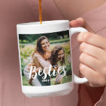 Best Friends Gepersonaliseerd Foto Collage Koffiemok<br><div class="desc">Deze moderne beste vrienden, de Mok van de fotocollage is het perfecte geschenk voor je beste vriend, met 4 van je favoriete foto's, de BESTIE tekst in een leuk script lettertype, en dan personaliseer je je met je namen. Fantastisch als kerstmis, afstuderen, galatines, verjaardag of geschenk voor een andere speciale...</div>