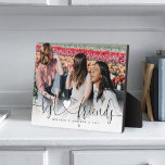 Best Friends Heart Script Gift for Friends Photo Fotoplaat<br><div class="desc">Een speciaal en gedenkwaardig fotocadeau voor beste vrienden. Het ontwerp kenmerkt één enkele fotolay-out om de foto van uw speciale beste vriend te tonen. De "Beste Vrienden"wordt ontworpen in een stijlvolle zwarte borstelmanuscript en hartontwerp kalligrafie en aangepast met de namen van beste vriend. Stuur een gedenkwaardig en speciaal cadeau naar...</div>